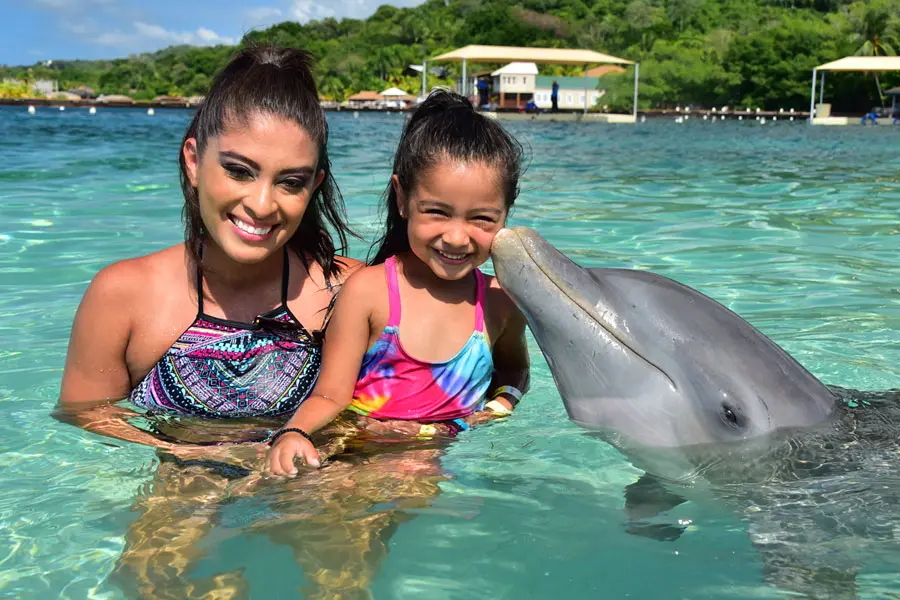 Jonathan-Roatan-Tours-Dolphin-Encounter Mother and daughter at a dolphin encounter in Roatan